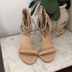I’m selling a pair of cream heels